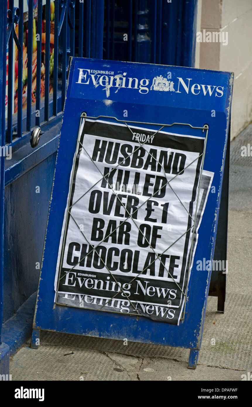 Un bizzarro titolo su un Edinburgh Evening News billboard. Foto Stock