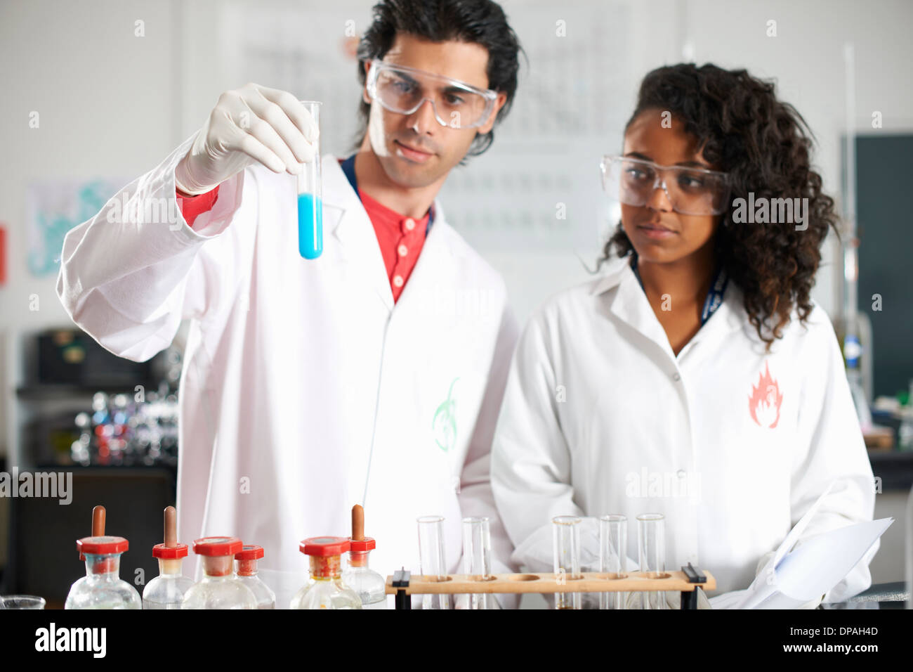 Due studenti di chimica facendo esperimento Foto Stock