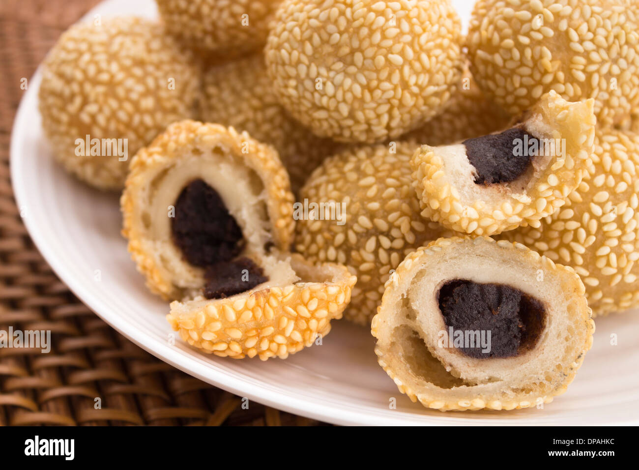 Jin Dui, un comune Hawaiian trattare di fritti riso glutinoso laminati di farina di semi di sesamo e riempito con nero dolci di pasta di fagioli Foto Stock