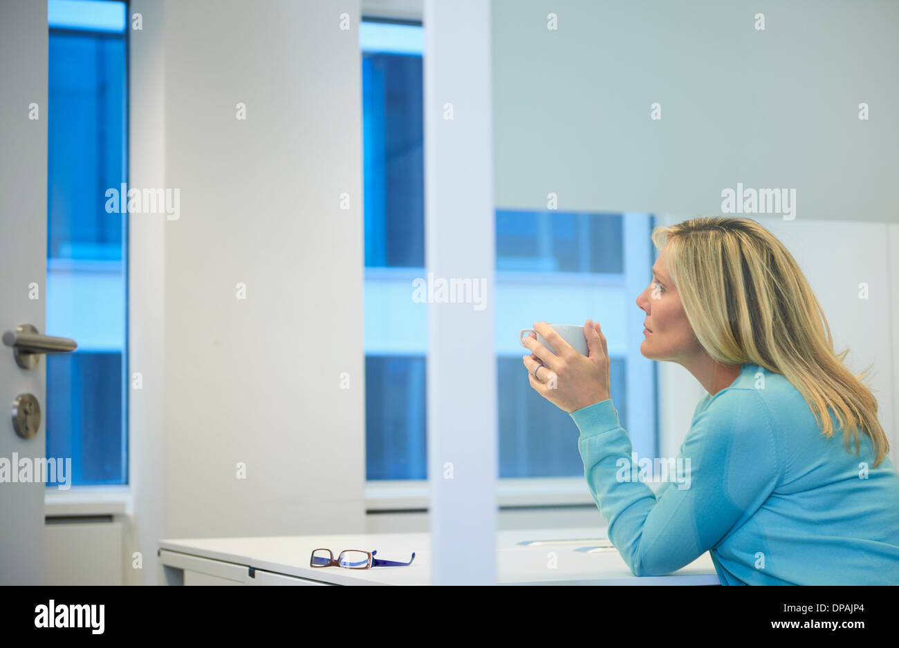 Imprenditrice lavora fino a tardi in ufficio Foto Stock