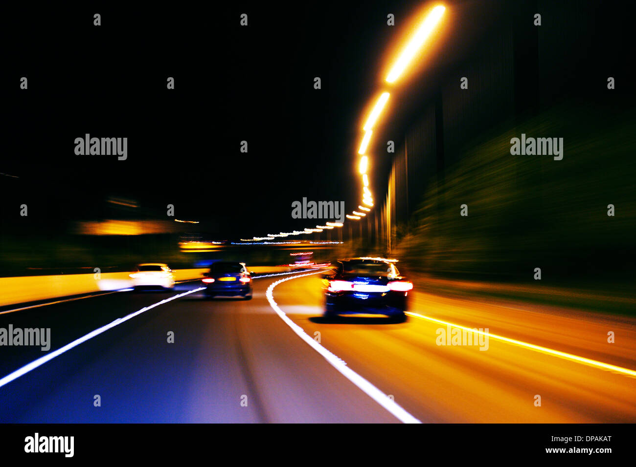 Un impressione stile di immagine del traffico in movimento su un motore modo di notte Foto Stock