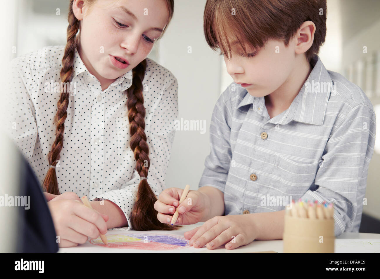 Ragazzo e una ragazza insieme di disegno Foto Stock
