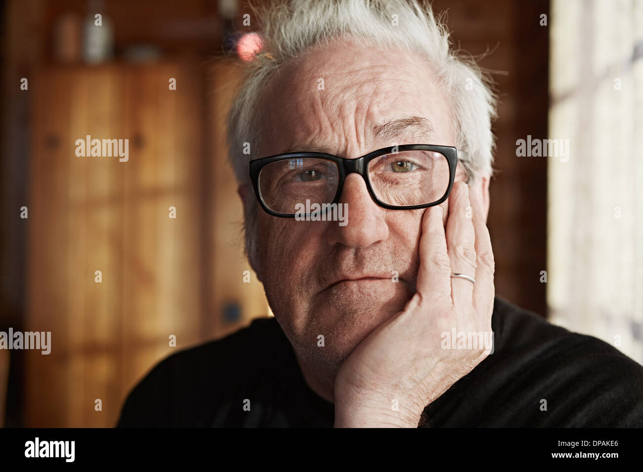 Senior uomo con i capelli grigi e bicchieri Foto Stock