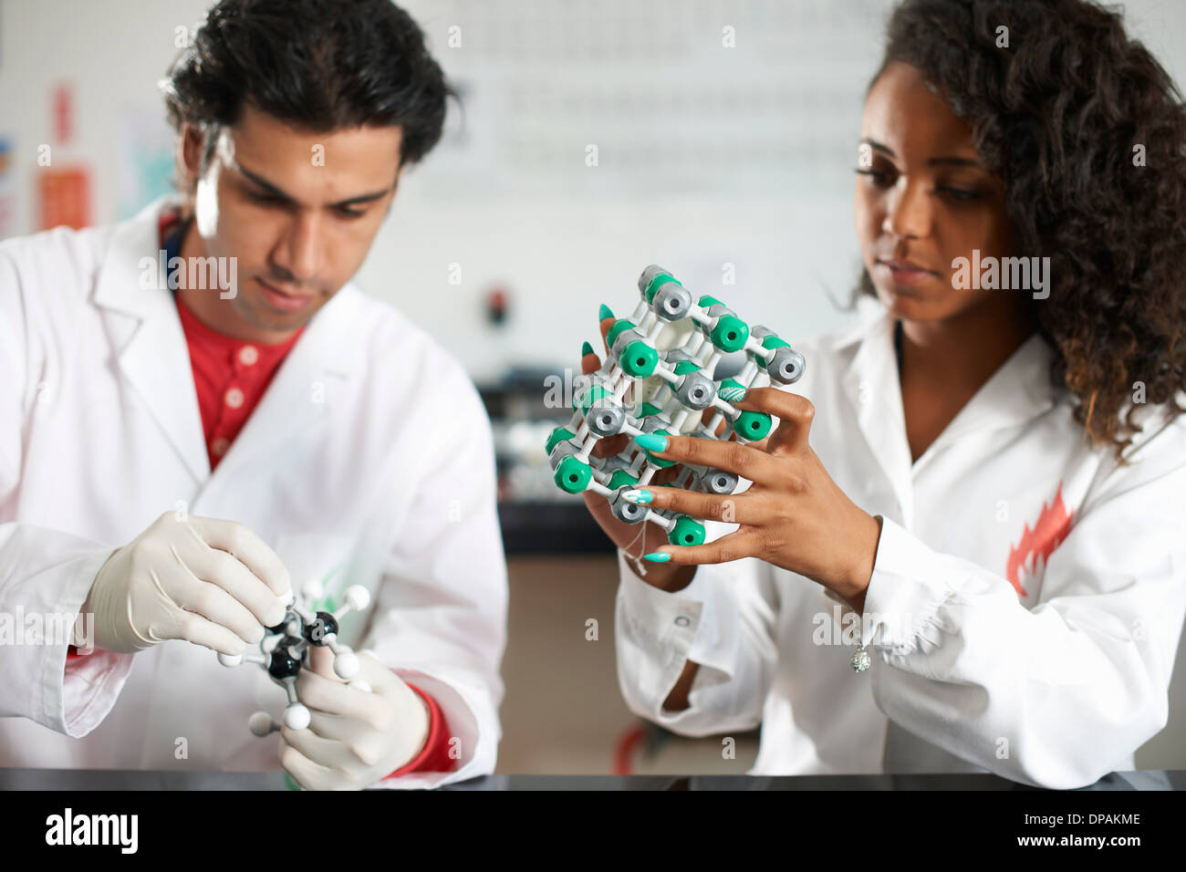 Studenti del college azienda modelli molecolari Foto Stock
