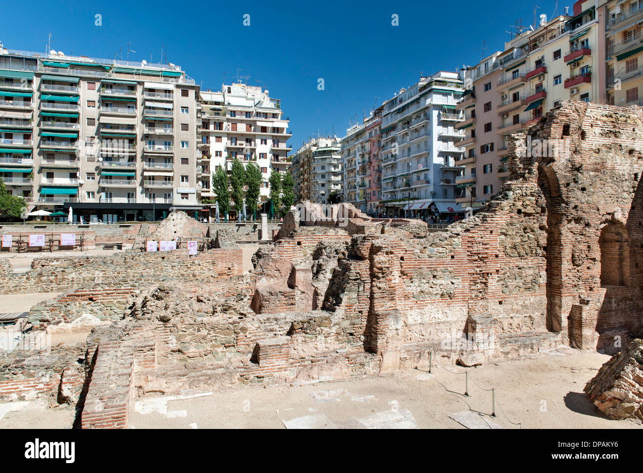 Rovine del romano-era il Palazzo Imperiale di Galerio sulla piazza Navarinou a Salonicco, Grecia Foto Stock