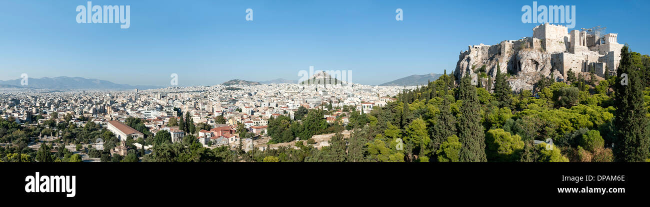 Vista panoramica su Atene, capitale della Grecia. A destra è parte dell'Acropoli. Foto Stock