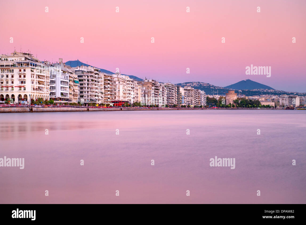 Vista del tramonto sul mare e gli edifici su Nikis Avenue a Salonicco, Grecia. Foto Stock