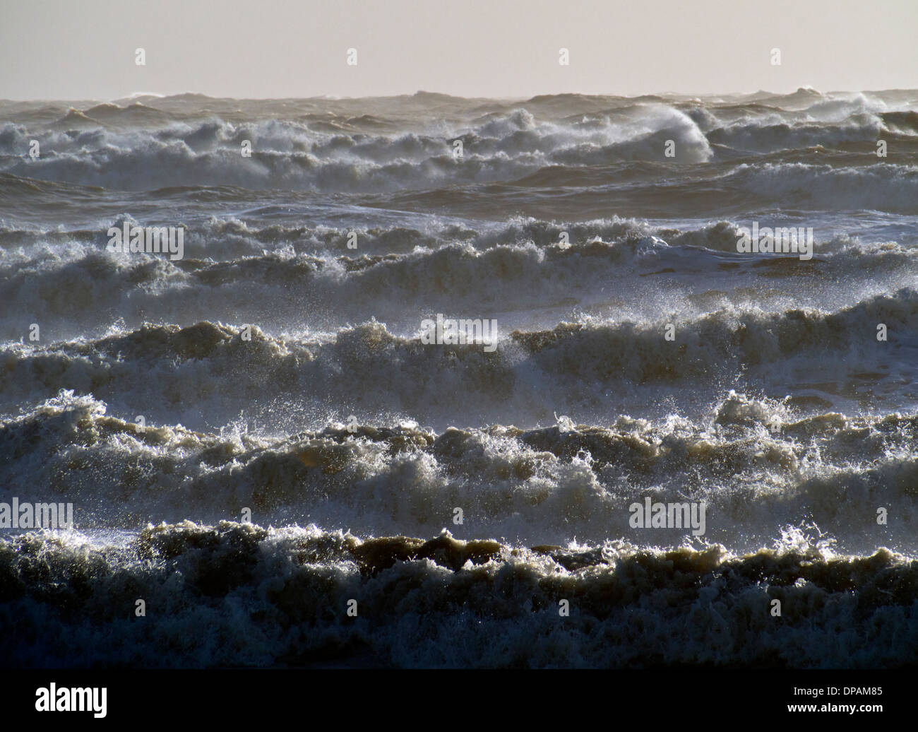 Interruttori in coda fino a colpire la spiaggia di Brighton, Sussex, Regno Unito, nelle tempeste invernali Foto Stock