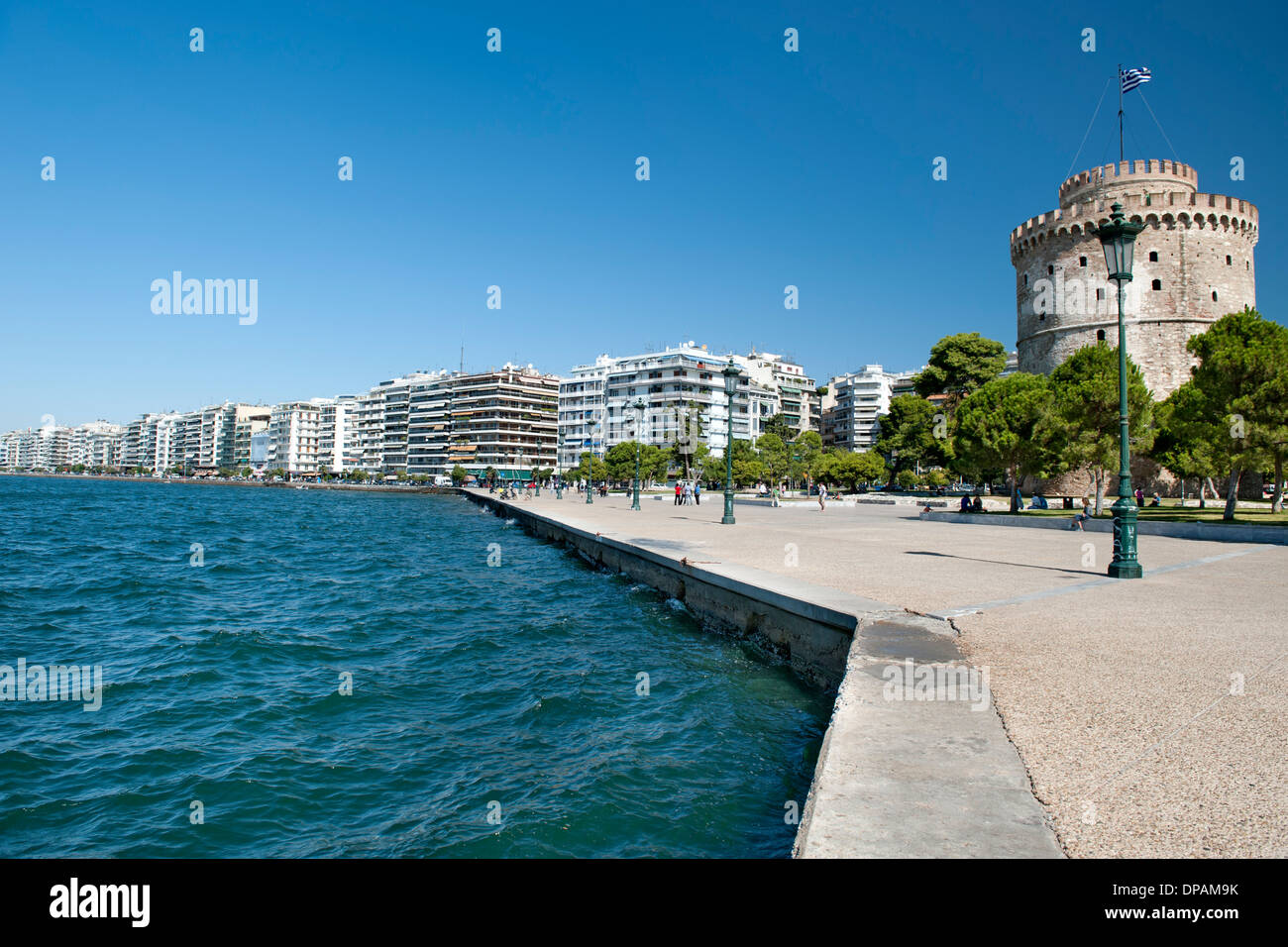 Vista della Torre Bianca (Lefkos Pyrgos) e il lungomare e gli edifici su Nikis Avenue a Salonicco, Grecia. Foto Stock