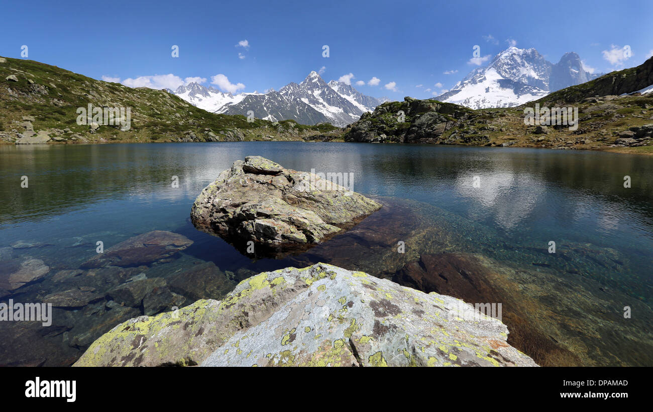 Lac des Chéserys. Rocce e lago alpino. Le Aiguilles Rouges massiccio montuoso. Sulle Alpi francesi. Paesaggio alpino. Foto Stock
