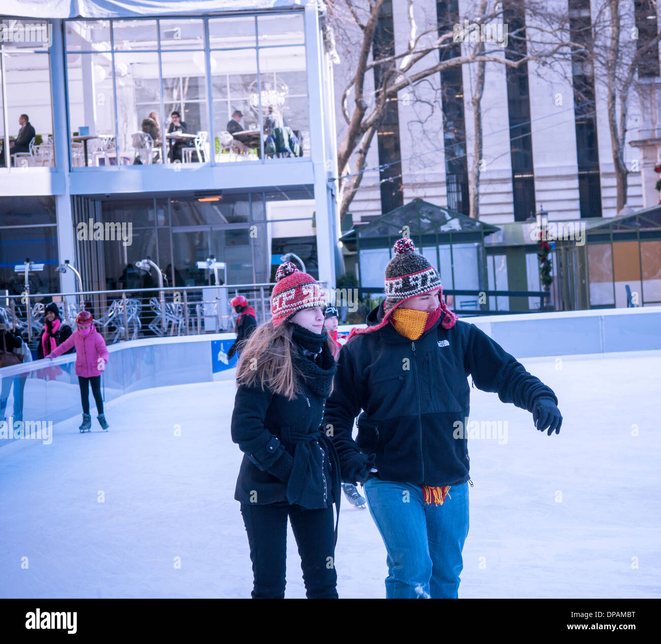 Hardy i visitatori si divertono pattinaggio sul ghiaccio in Bryant Park di New York Martedì, 7 gennaio 2014 come "vortice polare arriva Foto Stock