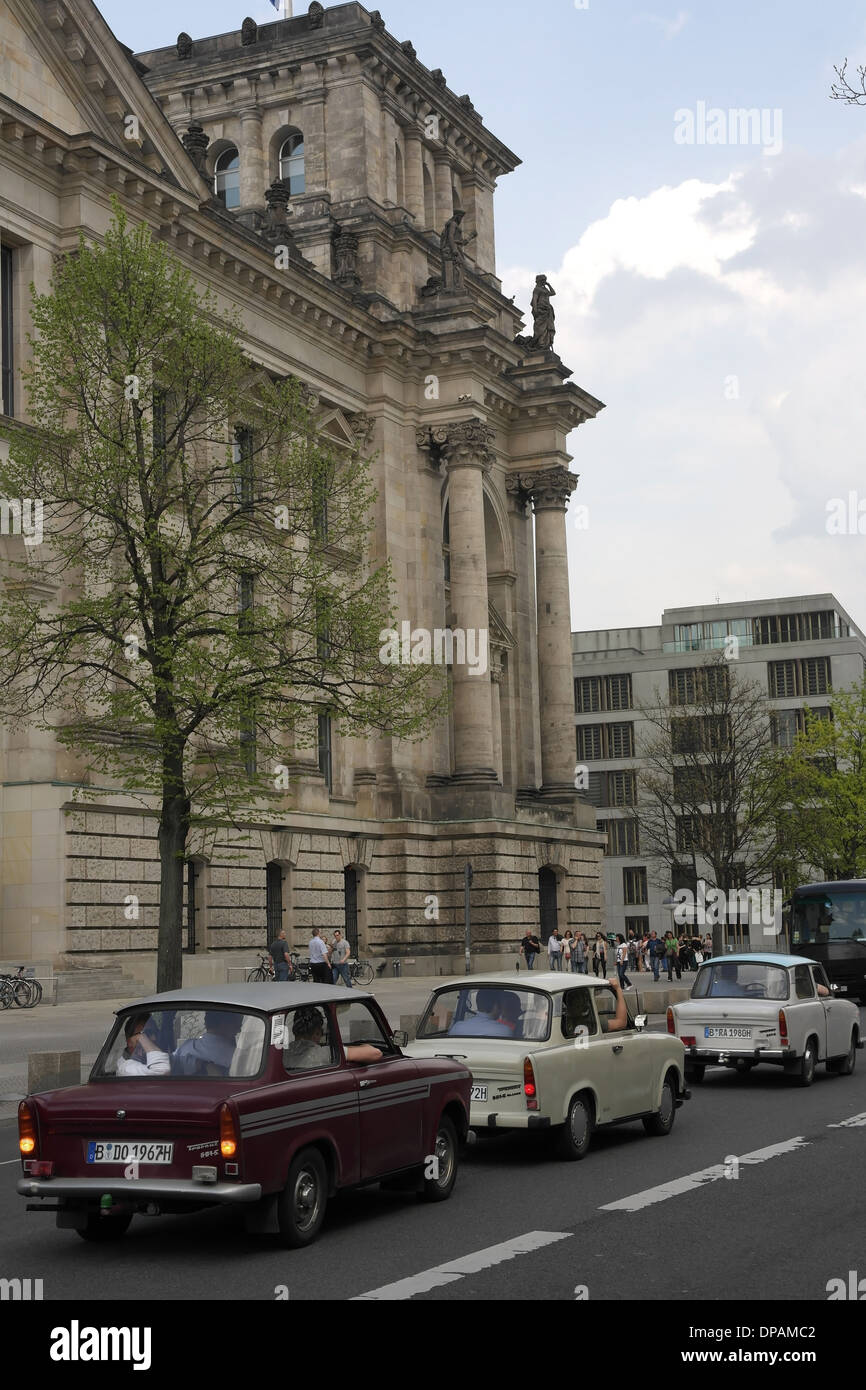 Blue sky ritratto tre Trabant 601 vetture in coda di traffico, lato Edificio del Reichstag Scheidemannstrasse a Ebertstrasse, Berlino Foto Stock