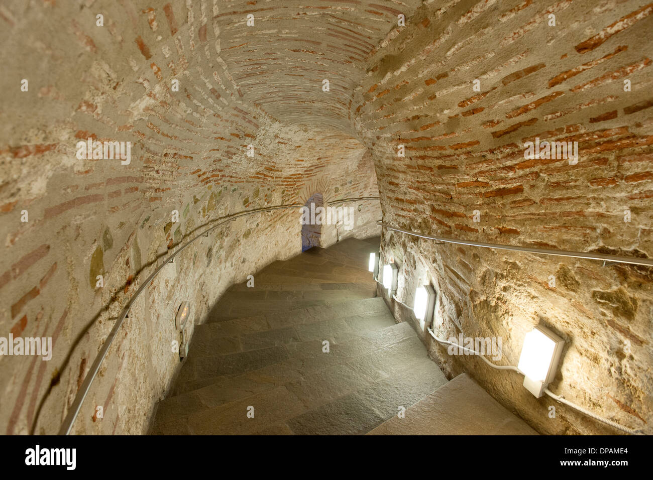 La pietra scala a chiocciola della torre bianca (Lefkos Pyrgos) di Salonicco, Grecia Foto Stock