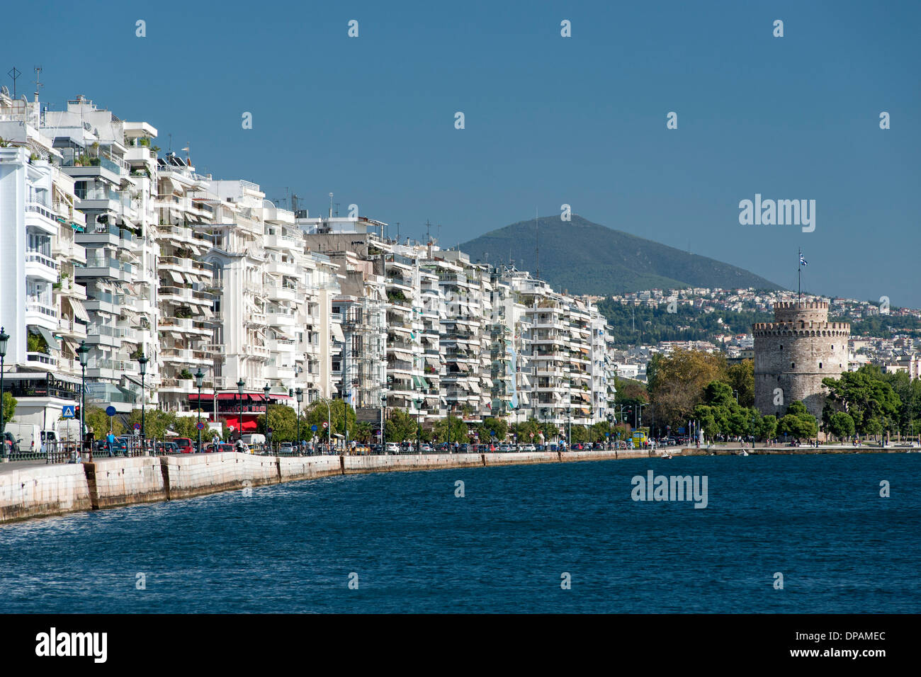 Il lungomare e gli edifici su Nikis Avenue a Salonicco, Grecia. Foto Stock