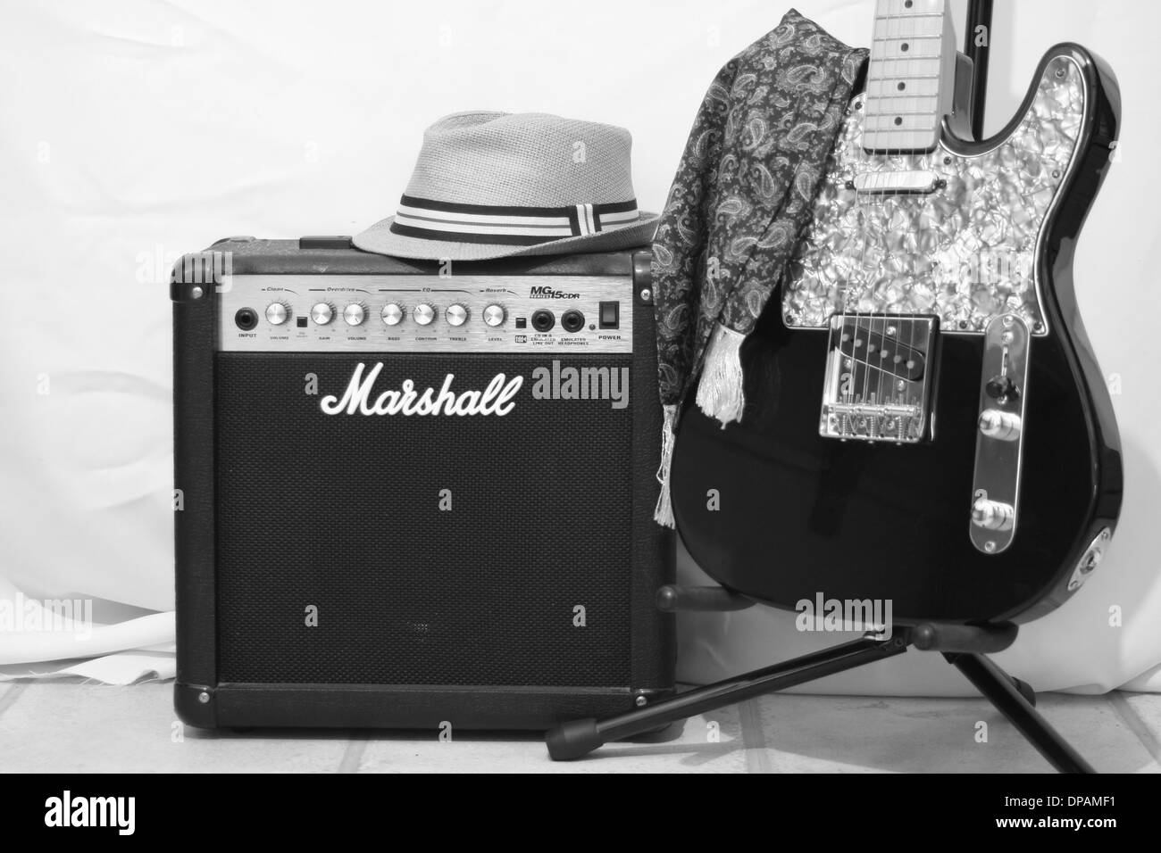 Chitarra elettrica con pratica Marshall amp in bianco e nero. Foto Stock