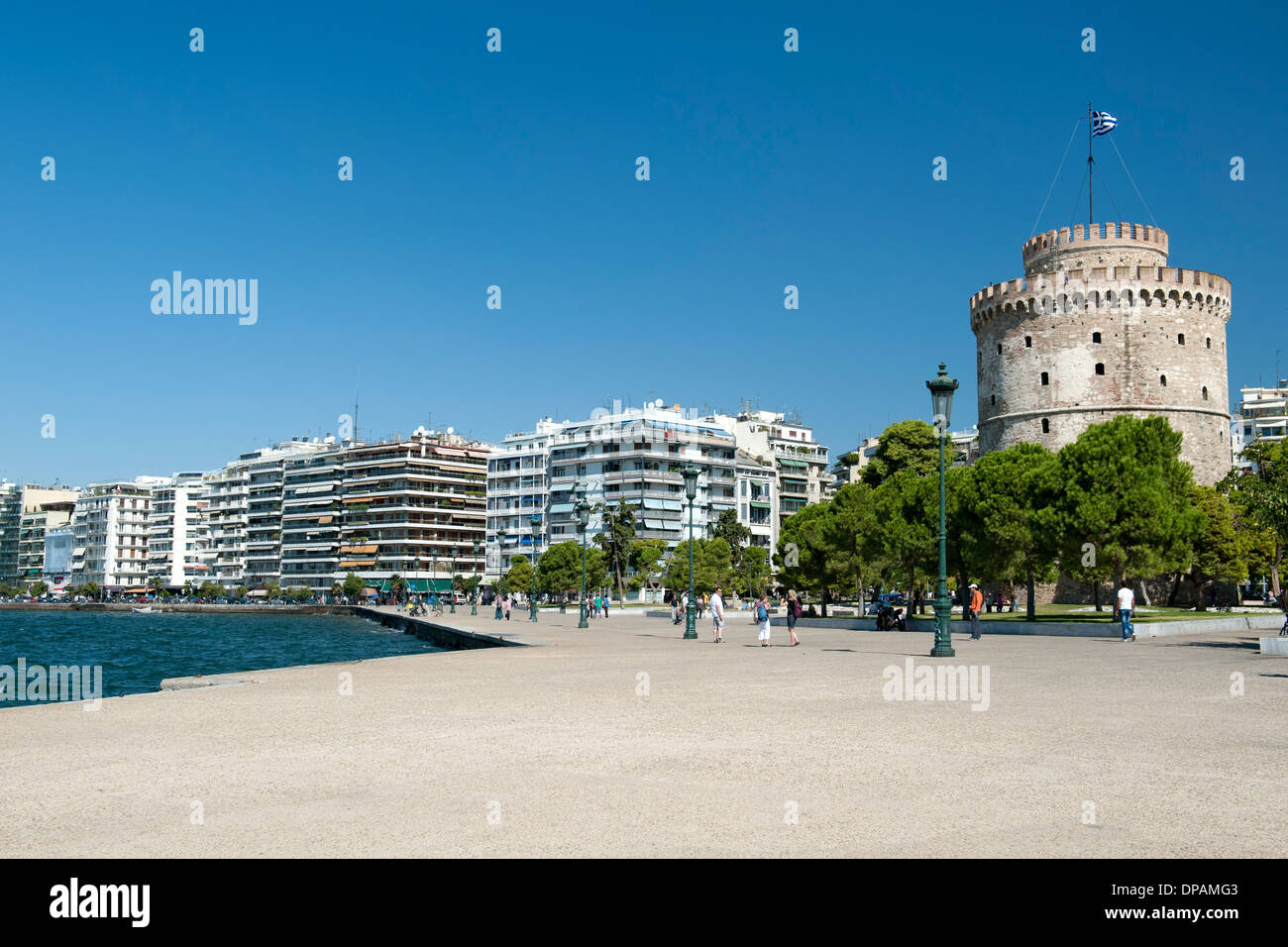 Vista della Torre Bianca (Lefkos Pyrgos) e il lungomare e gli edifici su Nikis Avenue a Salonicco, Grecia. Foto Stock