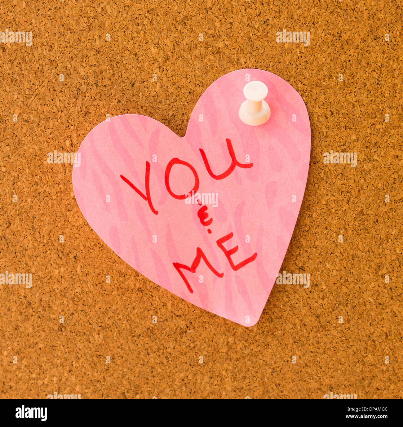 Te e me scritto sul cuore rosa memo con il pattern attaccato alla bacheca  di sughero con il bianco spingere il pin Foto stock - Alamy