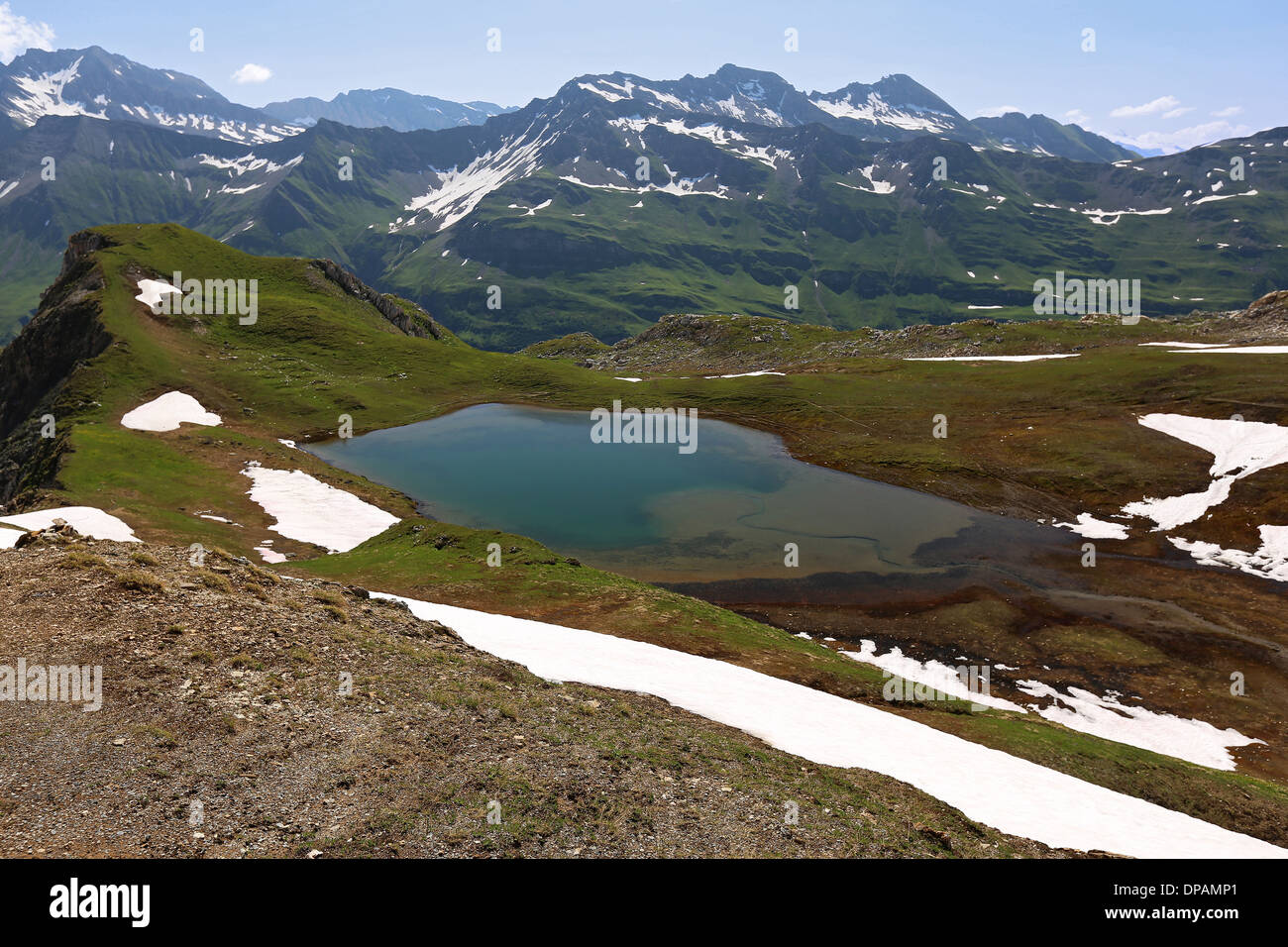 Lac de Mya. Paesaggio alpino, lago di riflessione; Vallée des Glaciers. Il Mont Blanc massiccio montuoso. Sulle Alpi francesi. Foto Stock