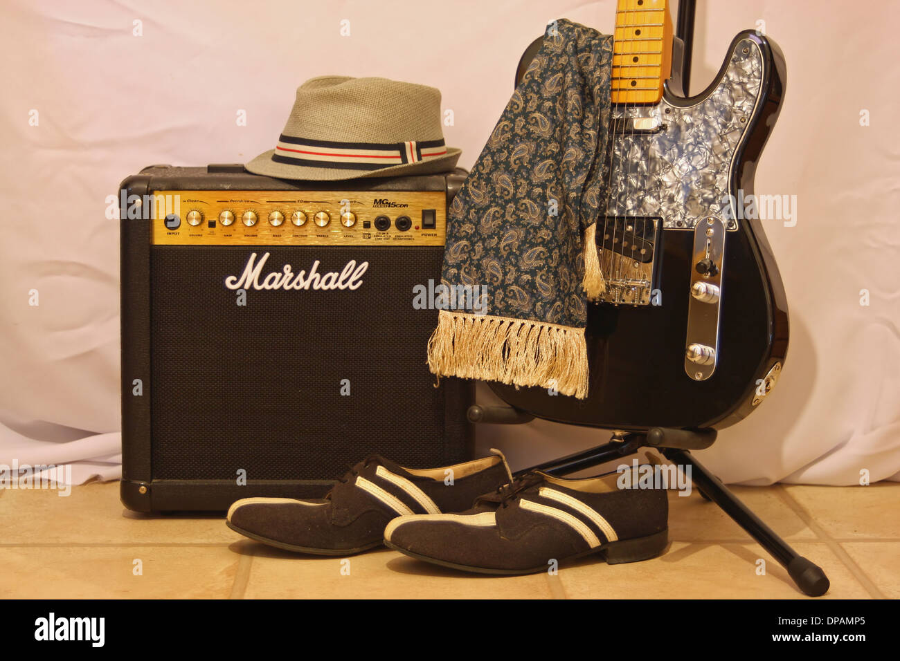Chitarra e amp con retro,mod,ska tipo di accessori di abbigliamento. Foto Stock