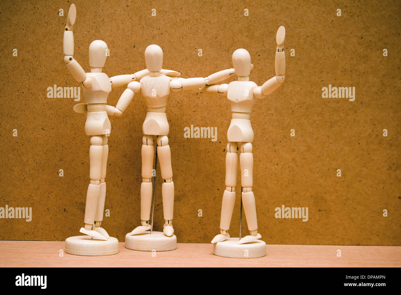 Il trio di artisti' manichini in pose celebrativo. Foto Stock