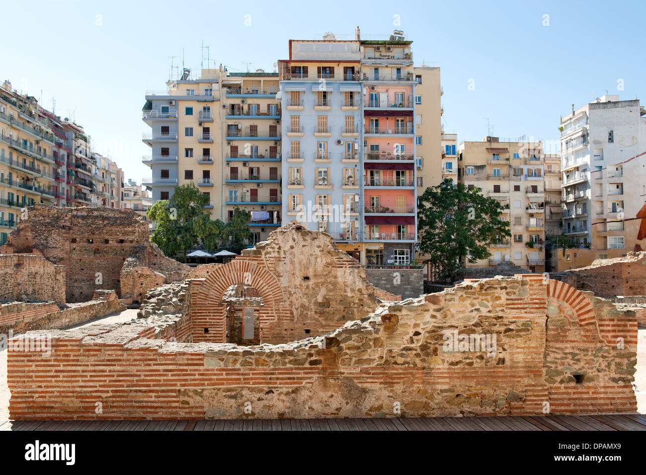 Rovine del romano-era il Palazzo Imperiale di Galerio sulla piazza Navarinou a Salonicco, Grecia Foto Stock