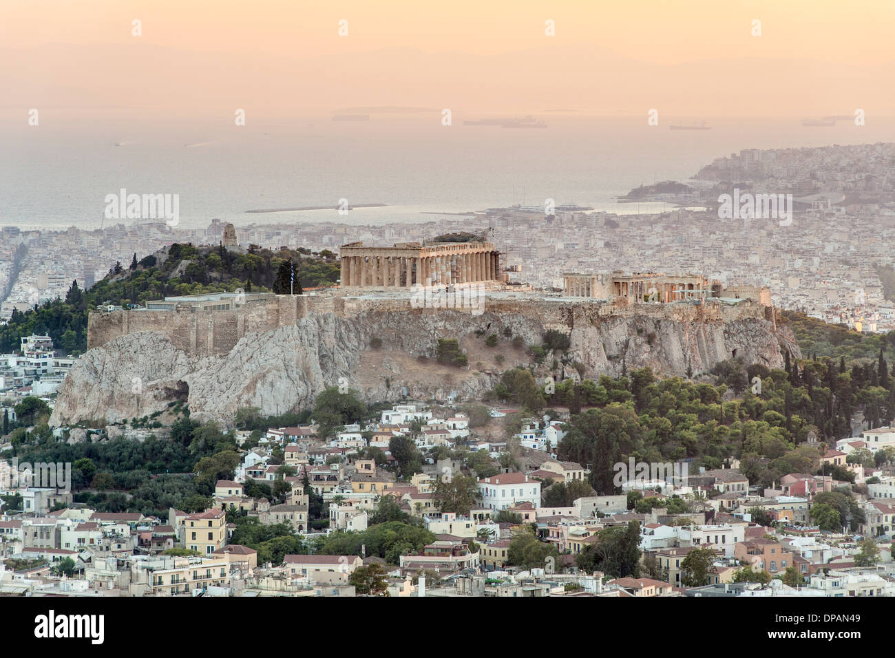 Vista del Partenone e la collina dell'Acropoli di Atene, capitale della Grecia. Foto Stock