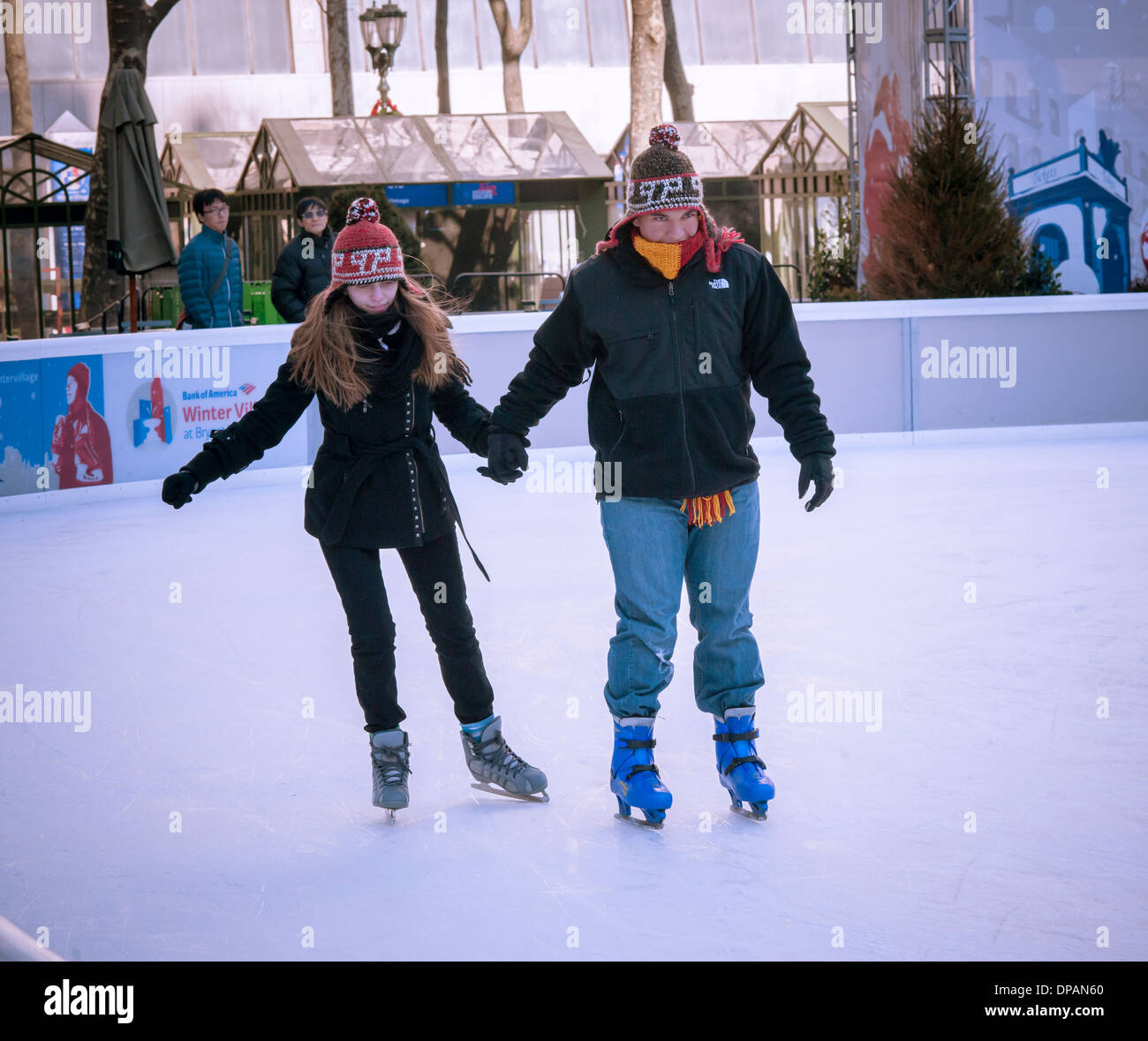 Hardy i visitatori si divertono pattinaggio sul ghiaccio in Bryant Park di New York Martedì, 7 gennaio 2014 come "vortice polare arriva Foto Stock