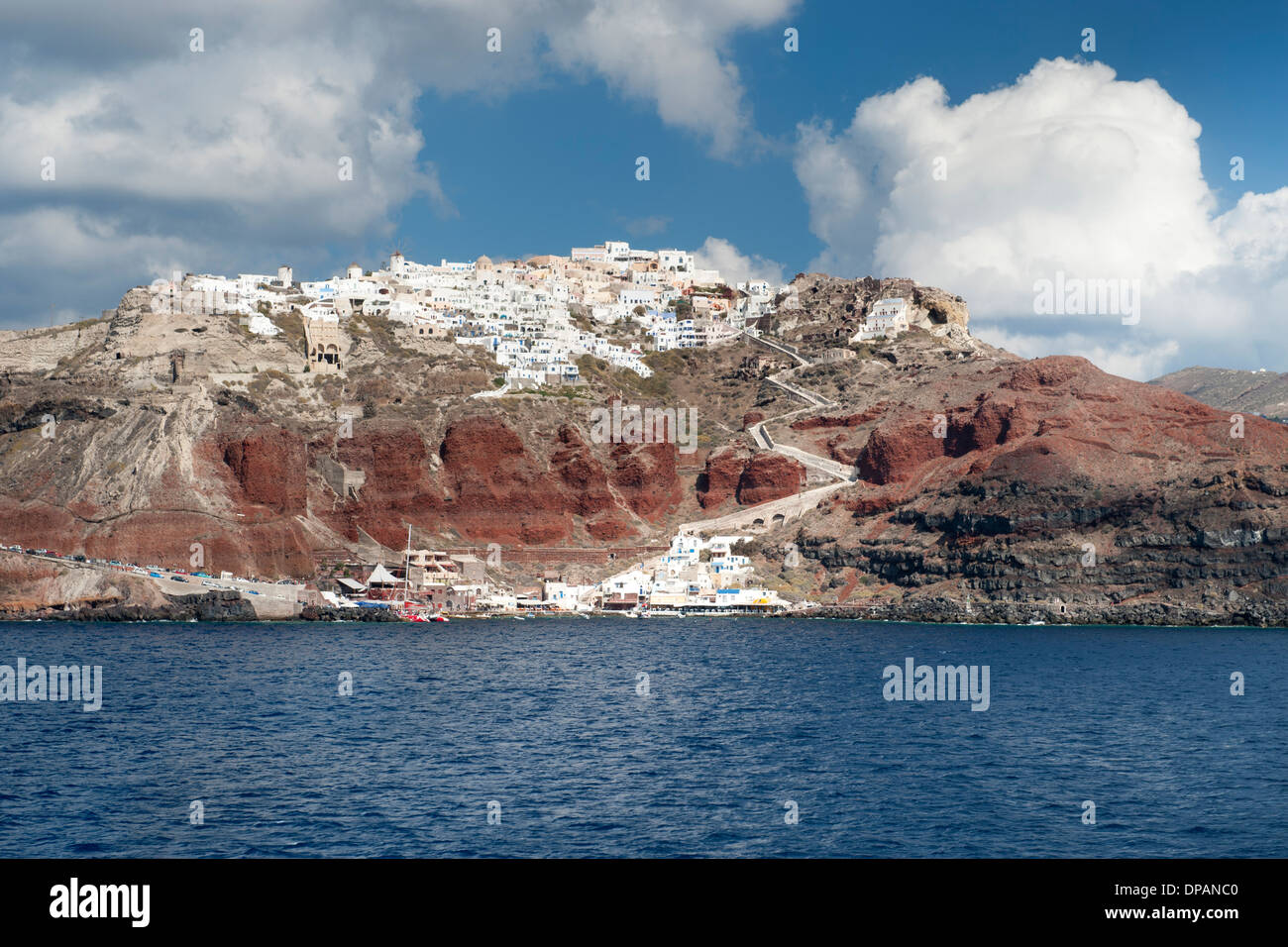 Vista del villaggio e porto di Oia sull'isola greca di Santorini. Foto Stock