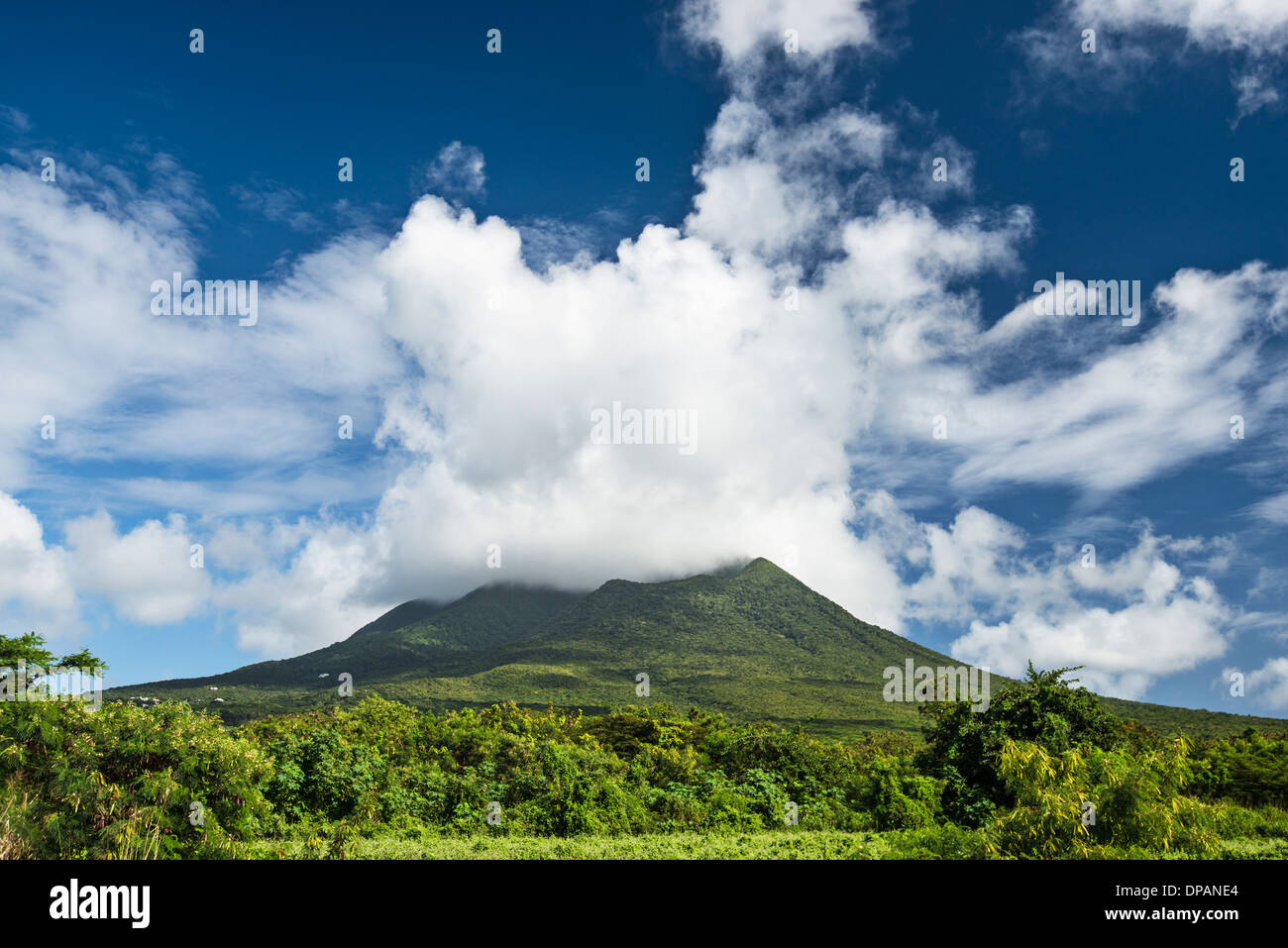 Nevis Peak, un vulcano nel Mar dei Caraibi. Foto Stock