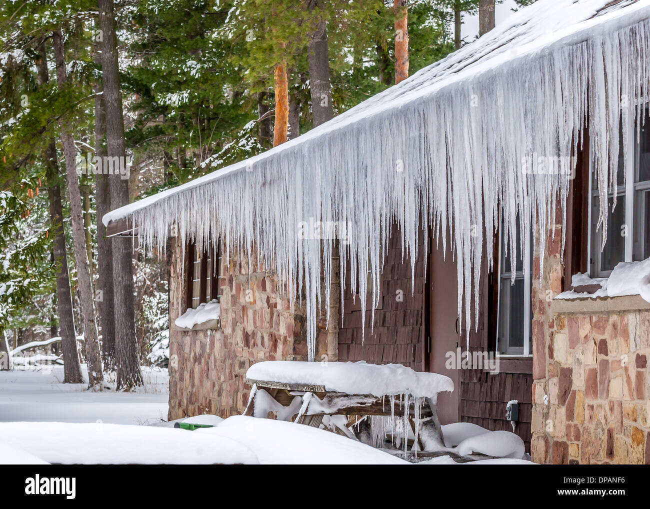 Ghiaccioli su un edificio nei mesi invernali. Foto Stock