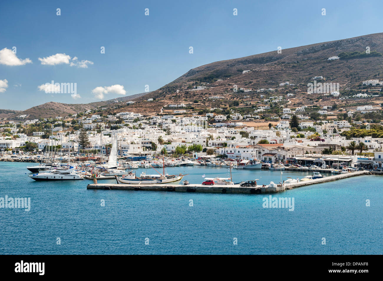 Il porto e l' isola Greca di Paros nel Mare Egeo. Foto Stock