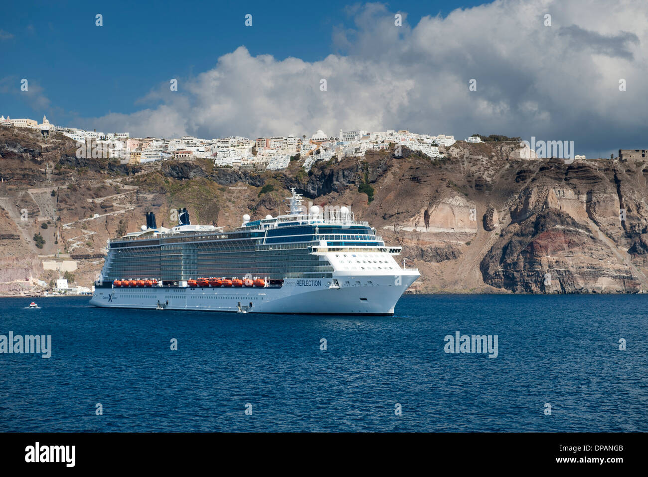 Vista del villaggio di Fira e una nave da crociera ancorata al largo dell'isola greca di Santorini. Foto Stock