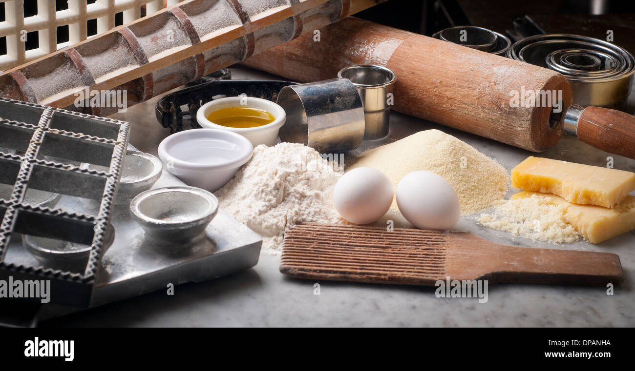 Attrezzi, utensili, ingredienti per fare la pasta fresca Foto Stock