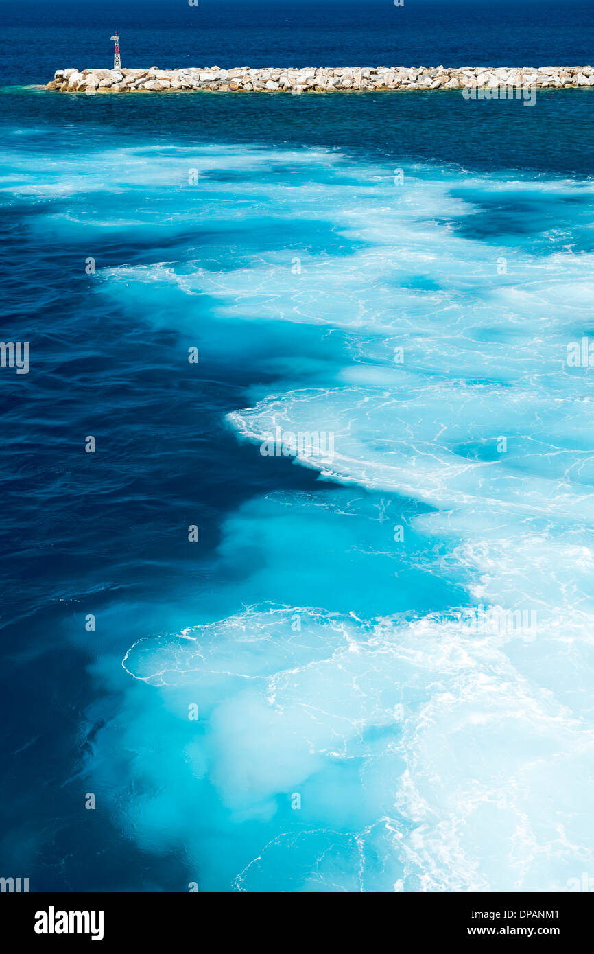 Varie sfumature di blu visibile nelle acque del porto dell'isola greca di Naxos. Foto Stock
