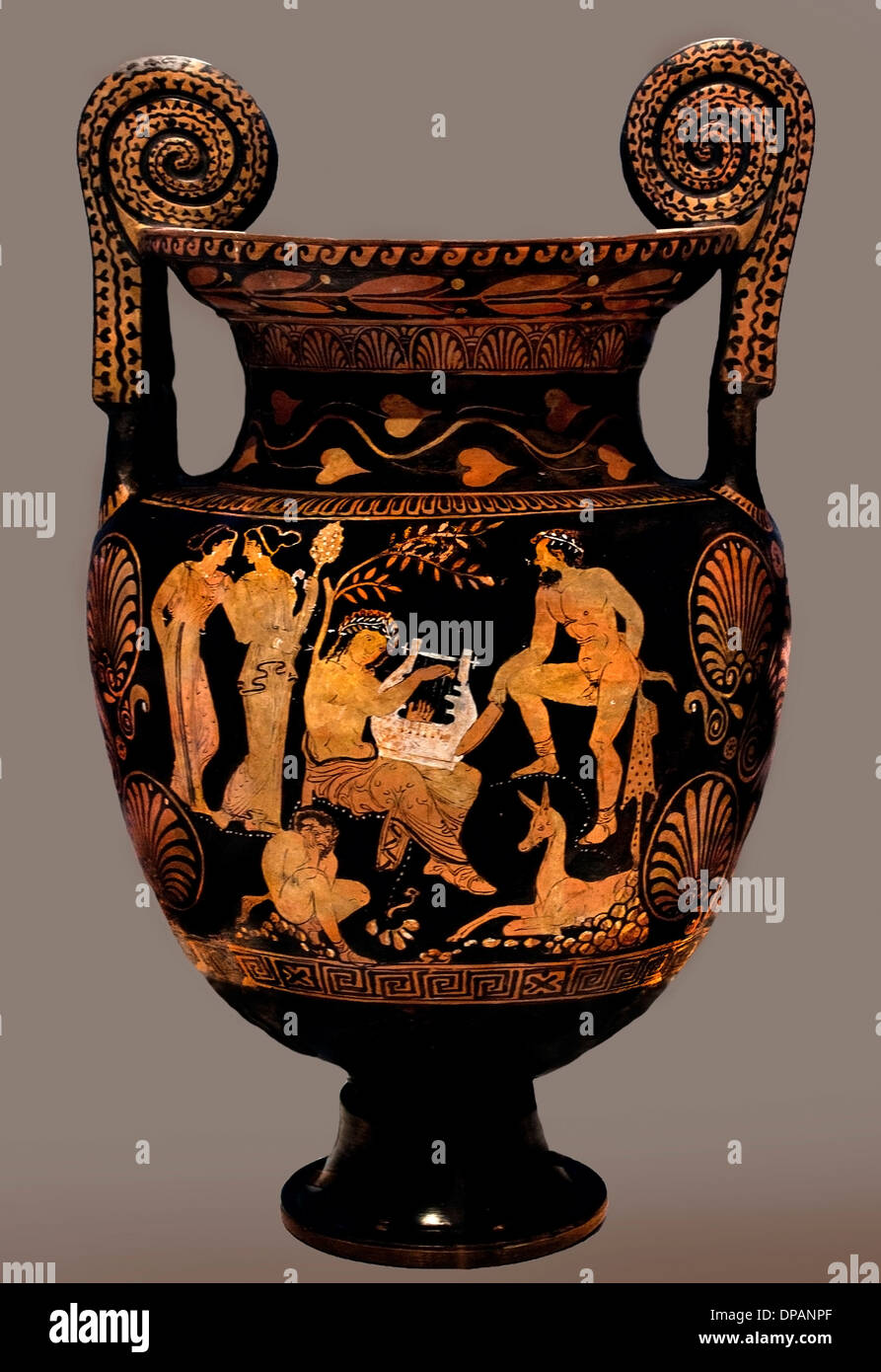 Volute vaso cratere) 380 BC Music Competizione tra il dio Apollo e il satiro Marsia Greco in Grecia Foto Stock