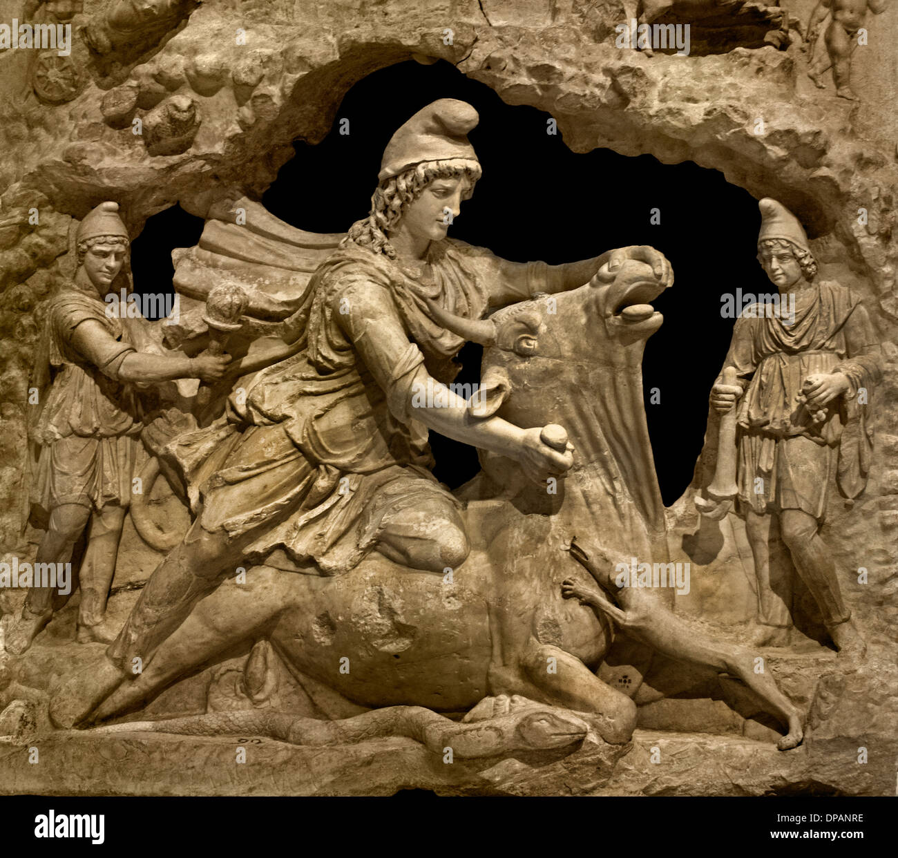 Il sollievo di Mithra iraniano il dio del sole di sacrificare il toro dal Campidoglio romano Roma Italia 100-200 d.c. Foto Stock