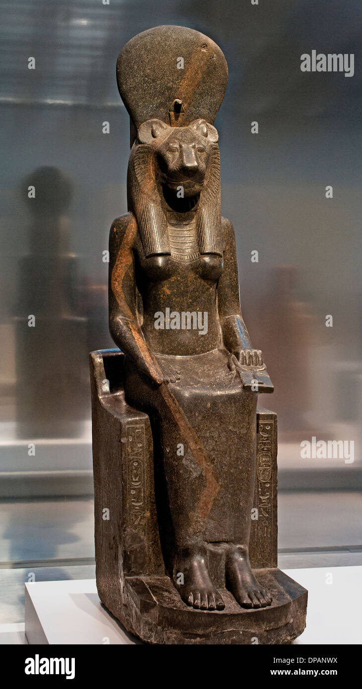 Sekhmet, dea leonessa prevale sulle forze pericolose Karnak, Egitto intorno al 1400-1350 A.C. diorite Foto Stock