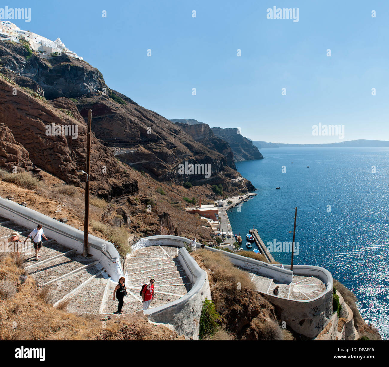 I turisti sulla scalinata che conduce al Vecchio Porto di Fira sull'isola greca di Santorini. Foto Stock