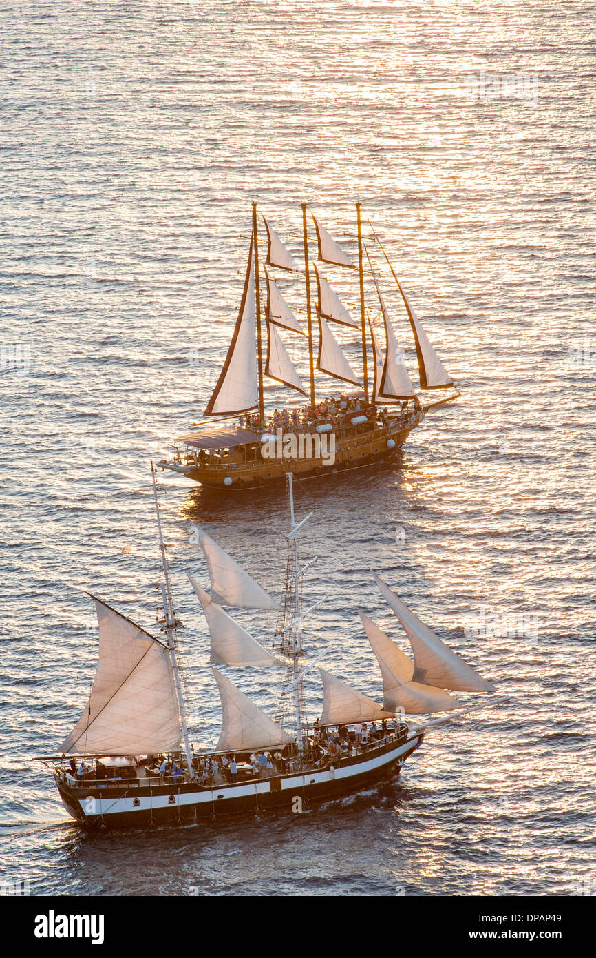 Barche a vela al largo di Santorini in Grecia. Foto Stock