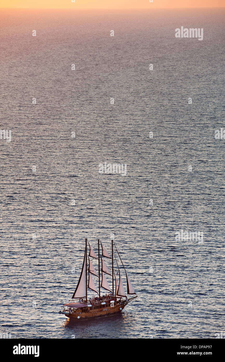 Barca a vela al largo di Santorini in Grecia. Foto Stock