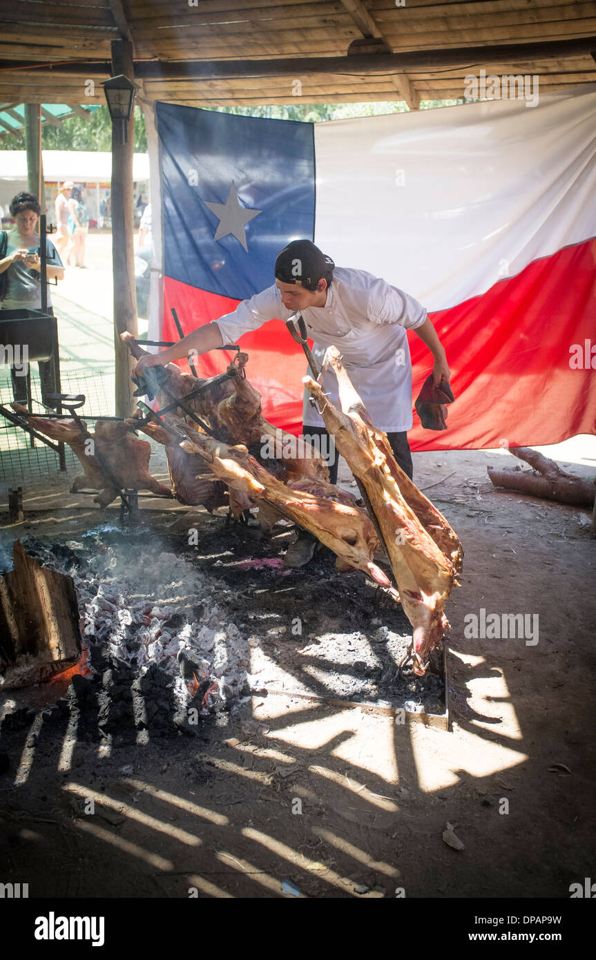 Modo di cucinare con il fuoco cibo tipico Foto Stock