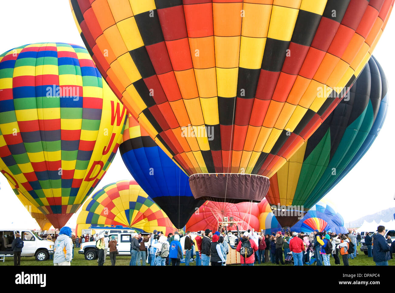 La folla e i palloni ad aria calda, Albuquerque International Balloon Fiesta di Albuquerque, Nuovo Messico USA Foto Stock