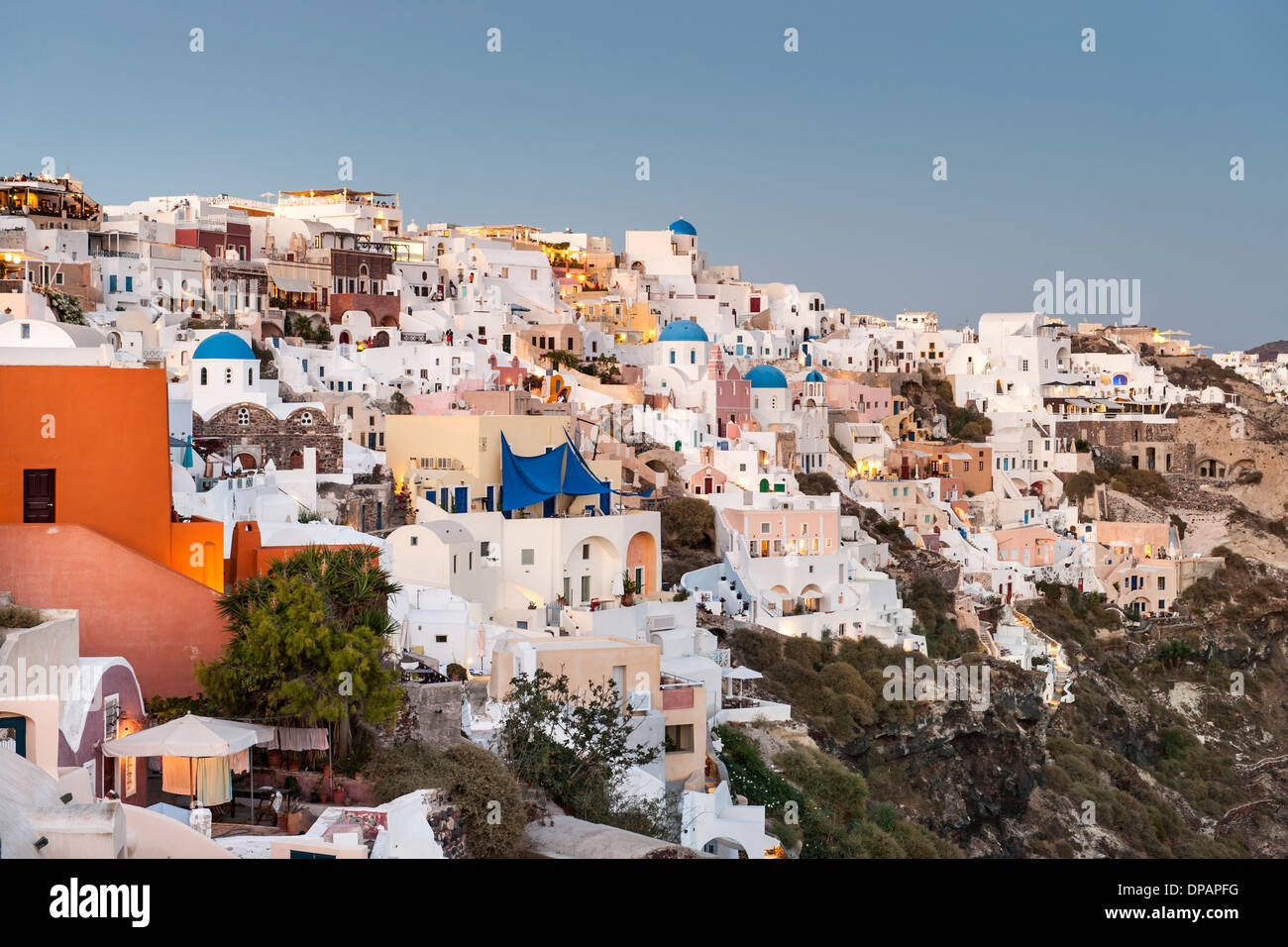 Le case del villaggio di Oia sull'isola greca di Santorini. Foto Stock