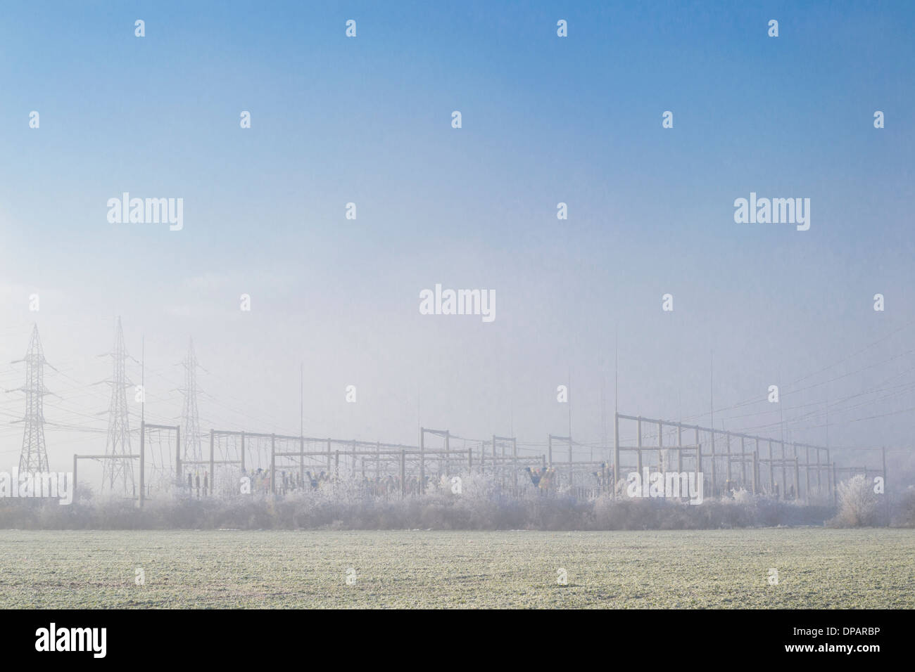 Frosty elettricità sub station su una nebbiosa mattina di inverno Foto Stock