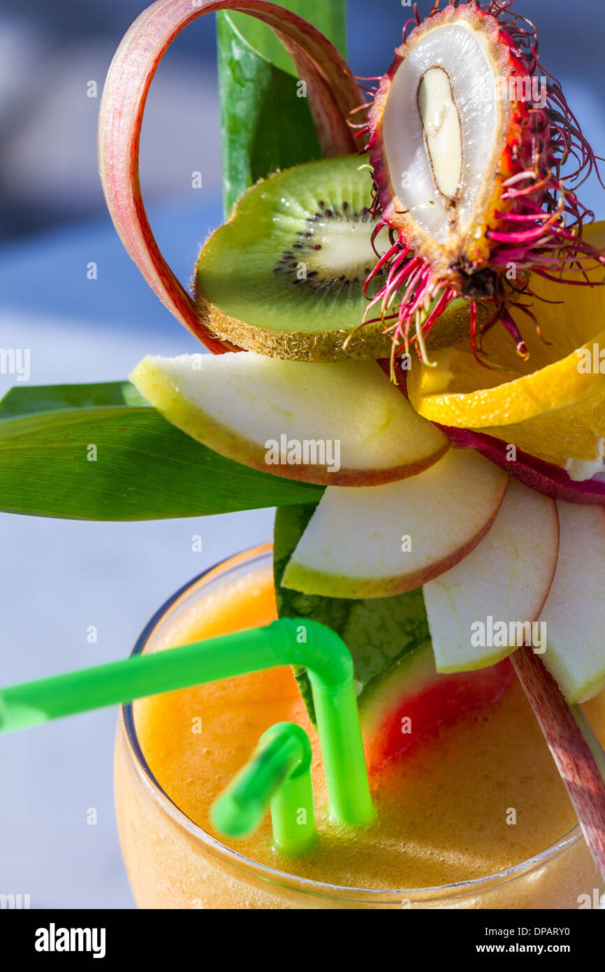 Primo piano della bevanda con cocomero e frutta fresca Foto Stock