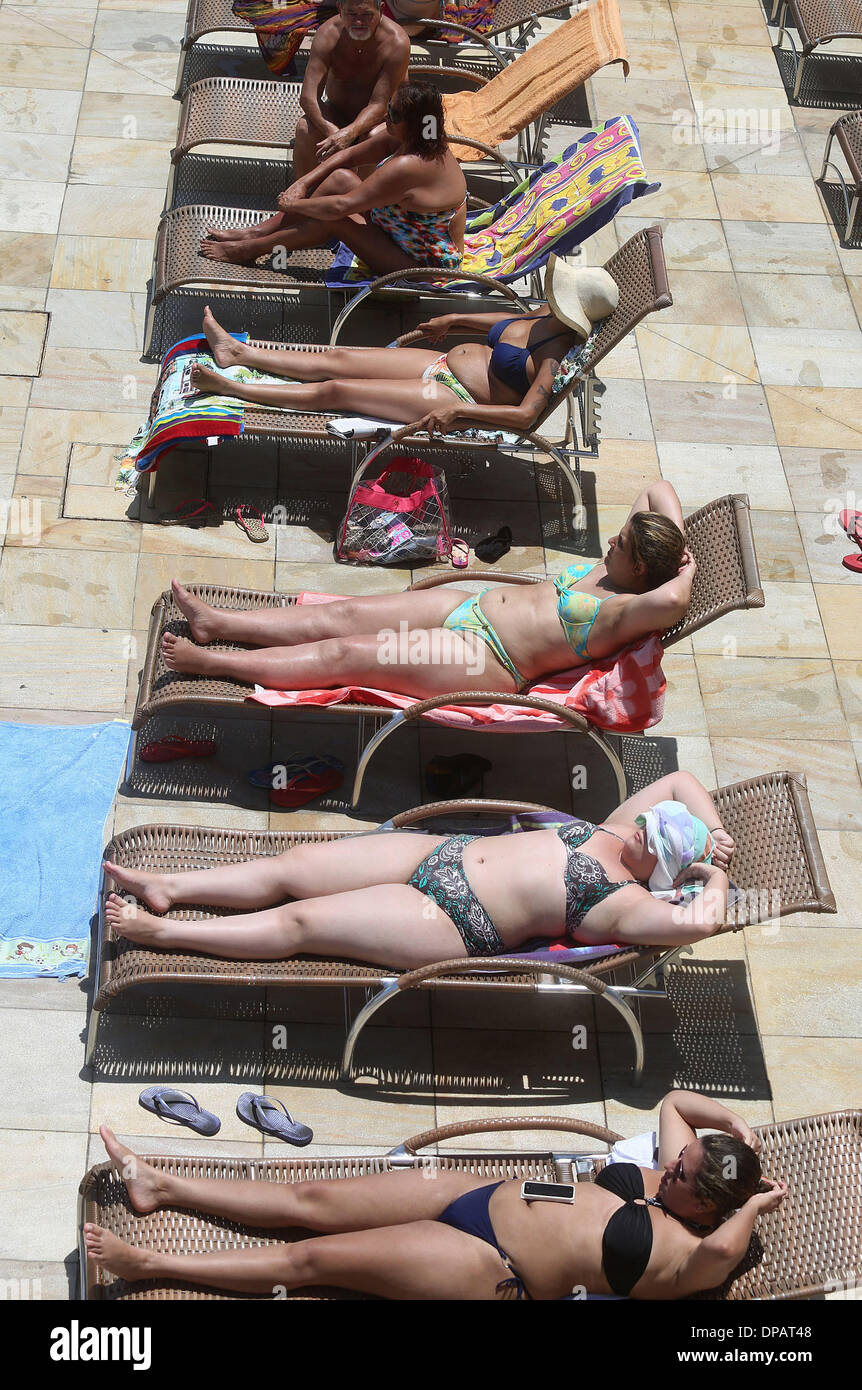Sao Paulo, Brasile. Xi gen, 2014. Persone appoggiano su una calda giornata estiva in Sesc Belenzinho in Sao Paulo, Brasile, il 10 gennaio, 2014. Secondo il Centro per le previsioni meteorologiche e studi sul clima (Cptec) e Istituto Nazionale per la ricerca spaziale (INPE), il paese potrebbe raggiungere livelli estremi di radiazione UV indice che è nocivo per la salute il venerdì e nei giorni seguenti. Si stima che ogni anno vi sono circa 120.000 nuovi casi di cancro della pelle in Brasile, secondo le notizie riportate dalla stampa locale. © Rahel Patrasso/Xinhua/Alamy Live News Foto Stock