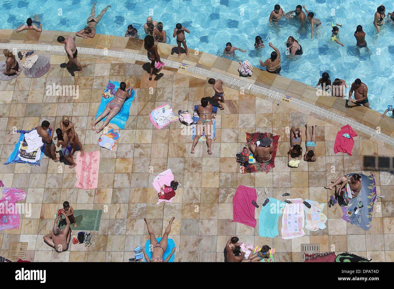 Sao Paulo, Brasile. Xi gen, 2014. Le persone godono di una calda giornata estiva in Sesc Belenzinho in Sao Paulo, Brasile, il 10 gennaio, 2014. Secondo il Centro per le previsioni meteorologiche e studi sul clima (Cptec) e Istituto Nazionale per la ricerca spaziale (INPE), il paese potrebbe raggiungere livelli estremi di radiazione UV indice che è nocivo per la salute il venerdì e nei giorni seguenti. Si stima che ogni anno vi sono circa 120.000 nuovi casi di cancro della pelle in Brasile, secondo le notizie riportate dalla stampa locale. © Rahel Patrasso/Xinhua/Alamy Live News Foto Stock