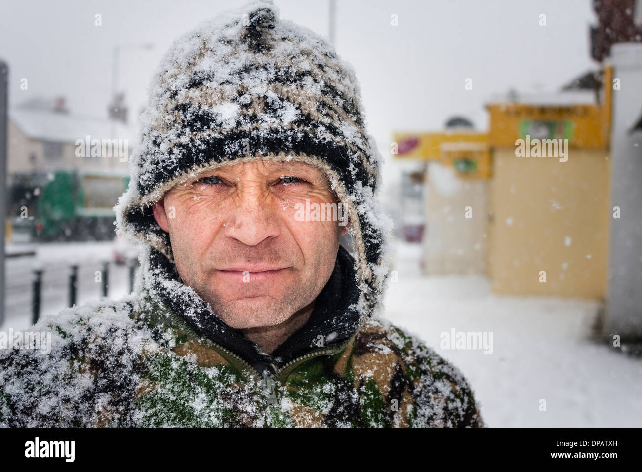 Ritratto di uomo al di fuori in inverno tempesta di neve. Foto Stock