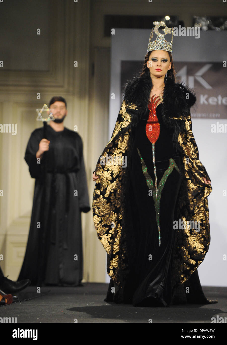 Istanbul, Turchia. Decimo gen, 2014. I modelli presenti turco-themed le creazioni di Muammer Ketenci durante l'Istanbul Fashion Show di civiltà in Istanbul, Turchia, a gennaio 10, 2014. Il fashion show visualizzati 61 creazioni di islamica, ebrea e cristiana dei motivi. Essa ha dato i messaggi di "pace" e "amicizia", dimostrando che Istanbul è una città di multi-civiltà. Credito: Lu Zhe/Xinhua/Alamy Live News Foto Stock