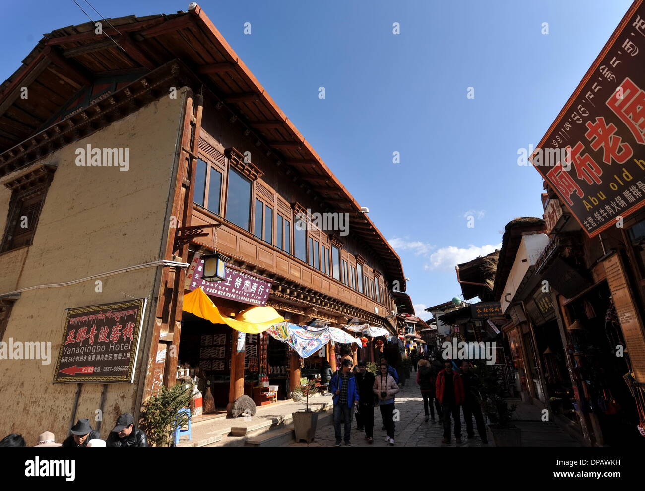 (140111) -- KUNMING, 11 genn. 2014 (Xinhua) -- un file foto scattata il 14 marzo 2013 mostra i turisti che visitano la Dukezong antica città di Shangri-la, un resort county nel sud-ovest della Cina di Provincia di Yunnan. Un incendio scoppiato inizio gen. 11, 2014 in Dukezong, dove la maggior parte della casa sono fatte di legno. Non ci sono stati rapporti immediati di vittime. (Xinhua) (zgp) Foto Stock